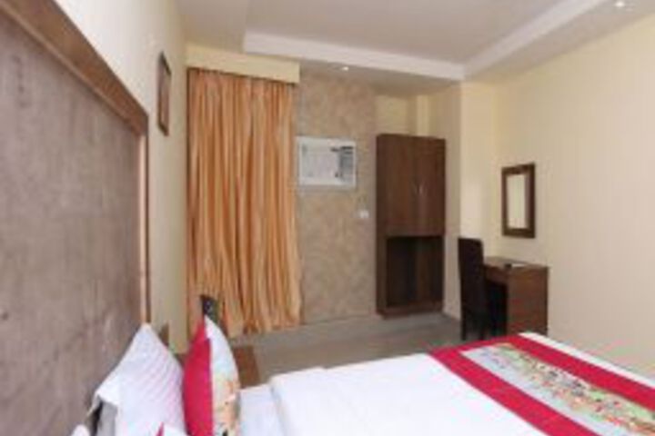 OYO 9814 Hotel Parnil Palace 2