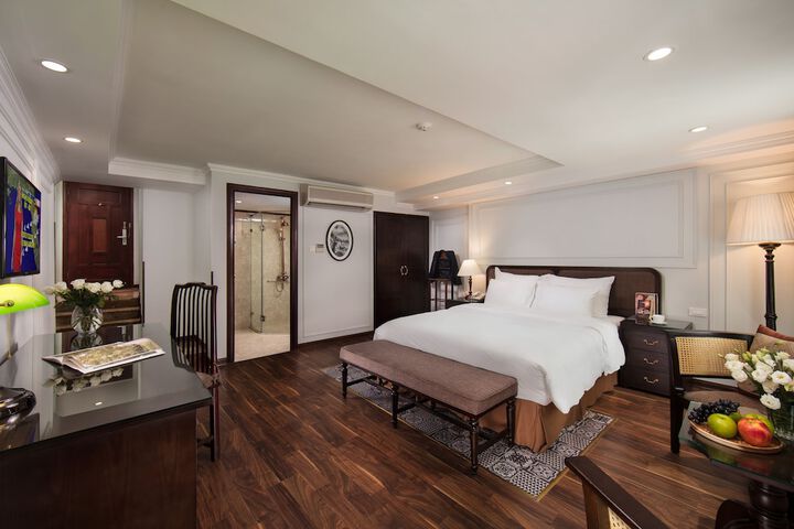 Room 8 of 100