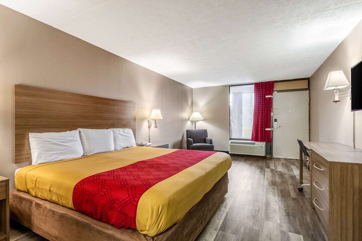 1 King Bed (4 of 14)