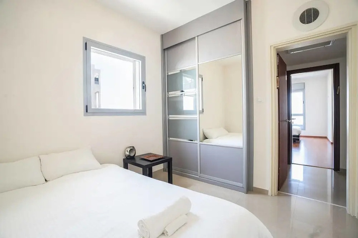 Room 6 of 14