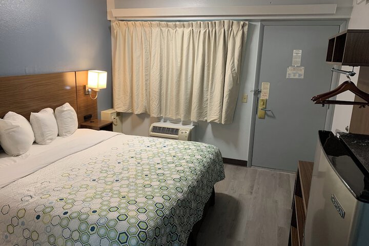 Studio 1 King Bed Smaller Room (7 of 9)