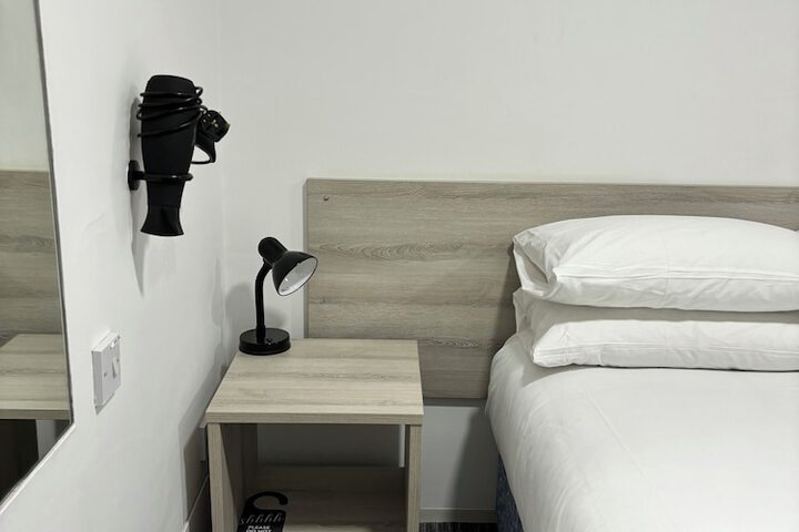 Room 6 of 83