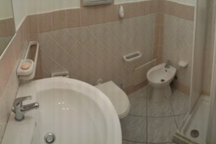 Room 12 of 76