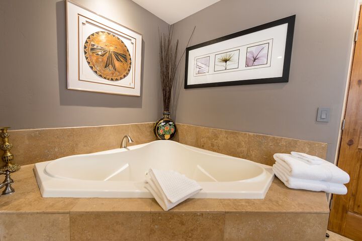 Hot Tub 98 of 154