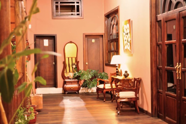 Lobby lounge