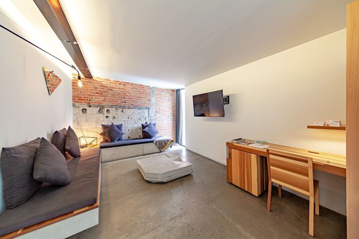 Room 42 of 65