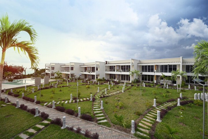Hotel Exterior 92 of 93