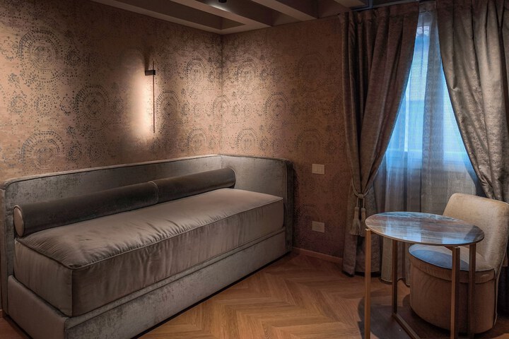 Room 44 of 106