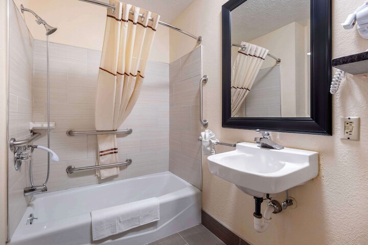 2 Queen Beds High Speed Internet Accessible Microwave and Refrigerator Desk Coffee Make (2 of 10)