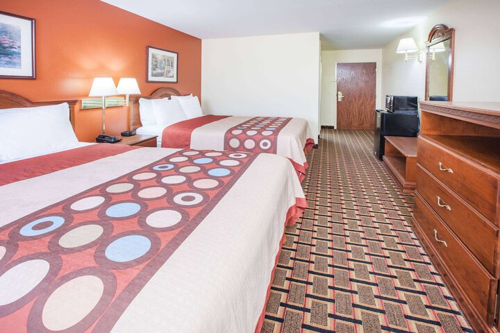 2 Queen Beds (2 of 3)