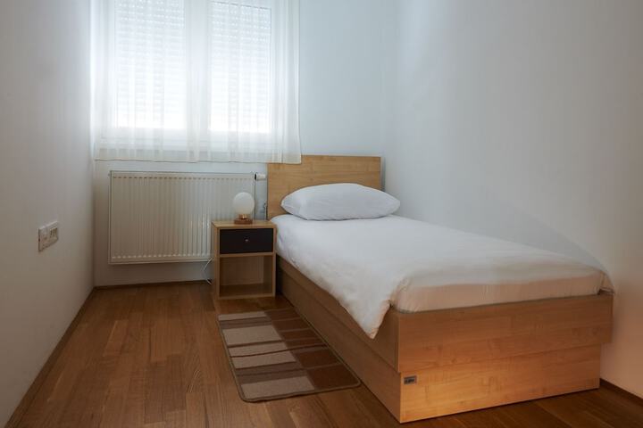 Room 7 of 32