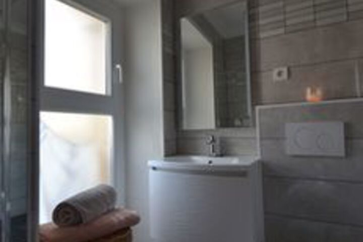 Room 5 of 10