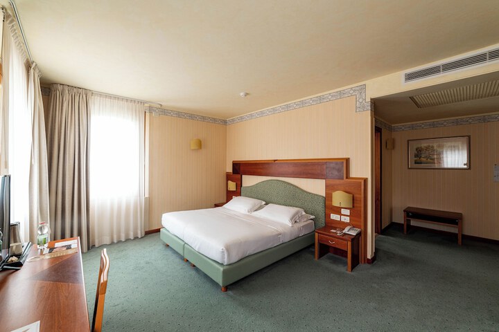 Room 18 of 80
