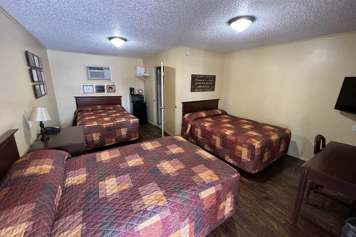 2 Queen Beds (1 of 8)