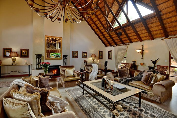 Lounge 15 of 17