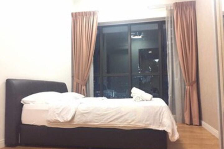 Room 5 of 6