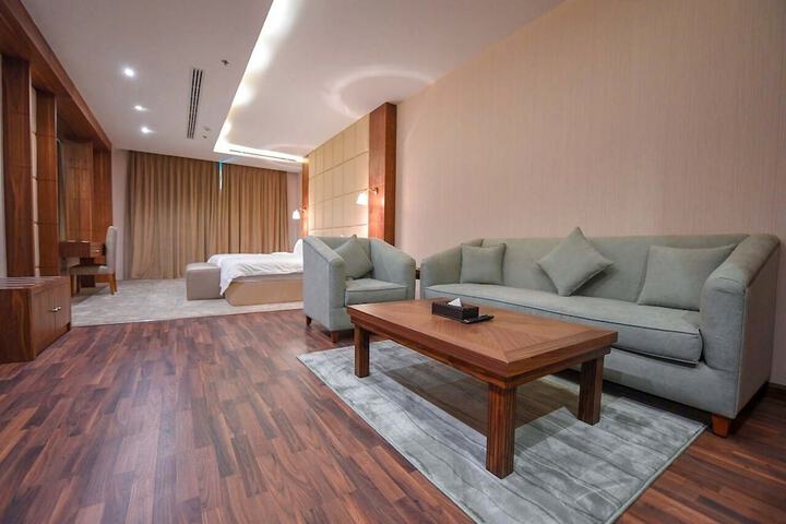 Room 32 of 38
