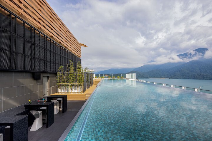 Hotel with Pool