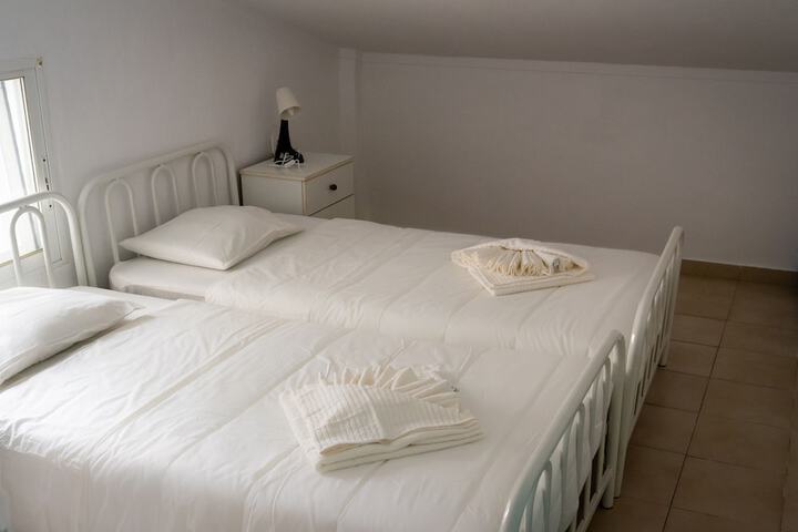 Room 6 of 9