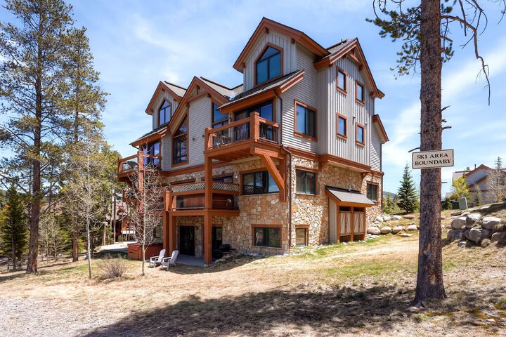 Exterior of Saddlewood 46 by Peak Property Management