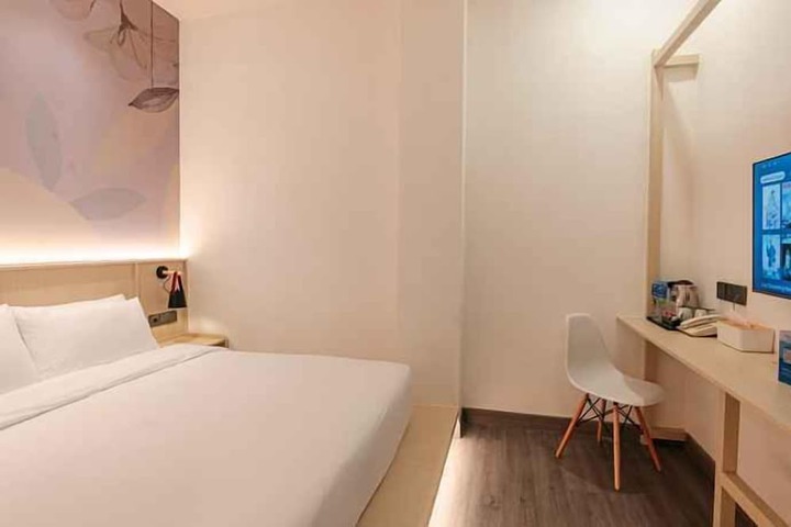 Room 13 of 24
