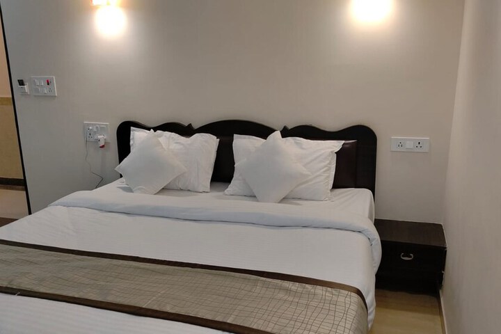 Room 7 of 18