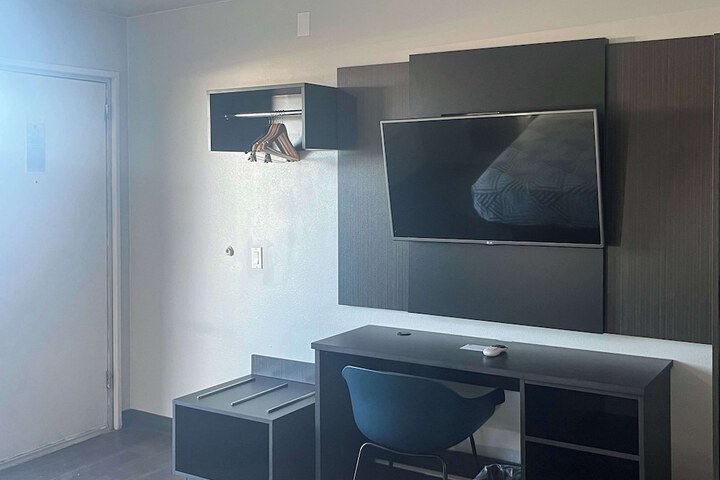 Room 5 of 10