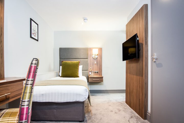 Room 4 of 38