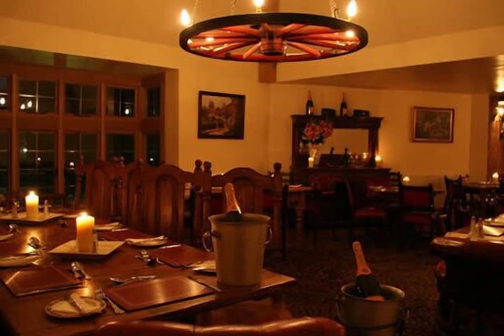 Dining 9 of 18