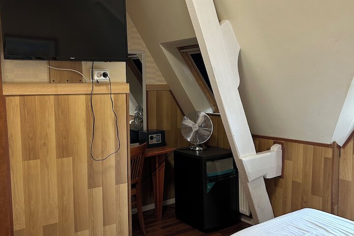 Room 11 of 50