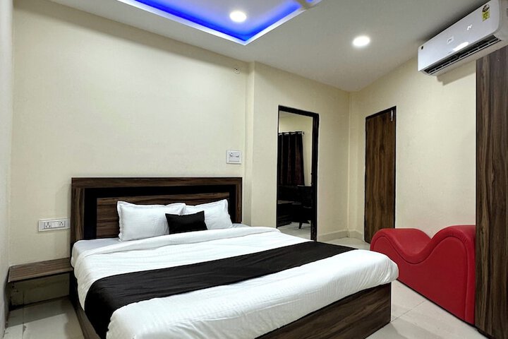 Room 6 of 13