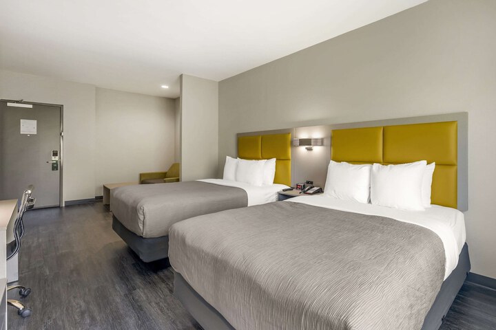 2 Queen Beds (2 of 10)