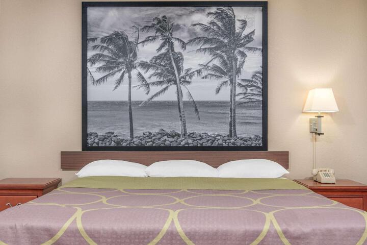 1 King Bed Deluxe Room (5 of 10)