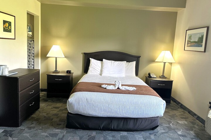 2 Queen Beds (13 of 16)
