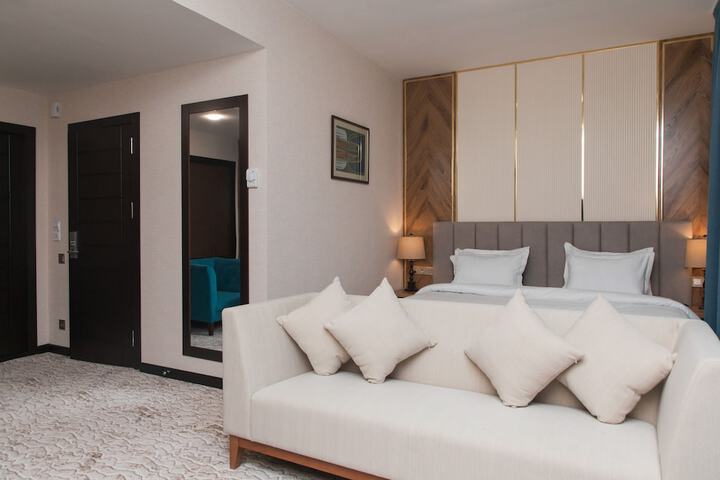 Room 5 of 83