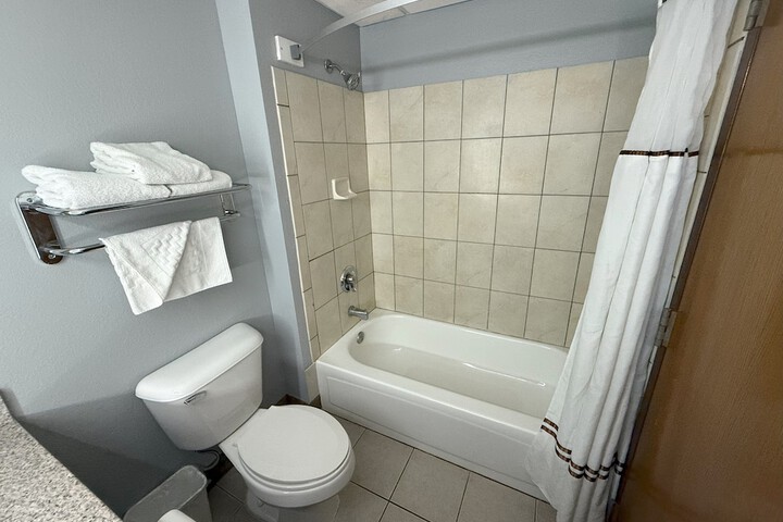 2 Queen Beds (13 of 14)