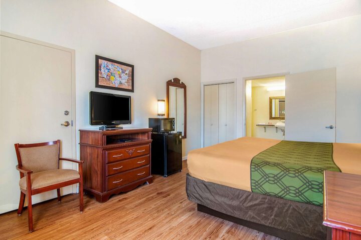 1 King Bed (11 of 18)