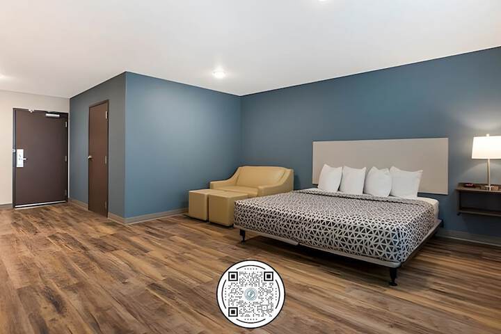 Suite Queen Bed (2 of 8)