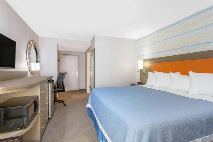 1 King Bed (2 of 7)