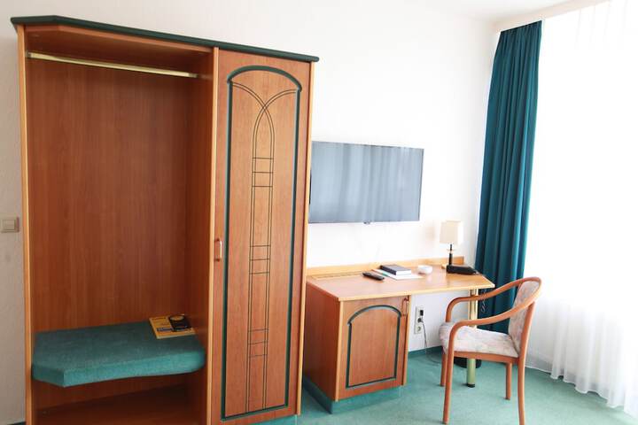 Room 4 of 32