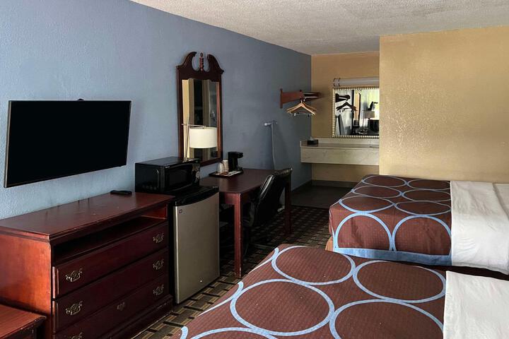 1 Queen Bed (5 of 15)