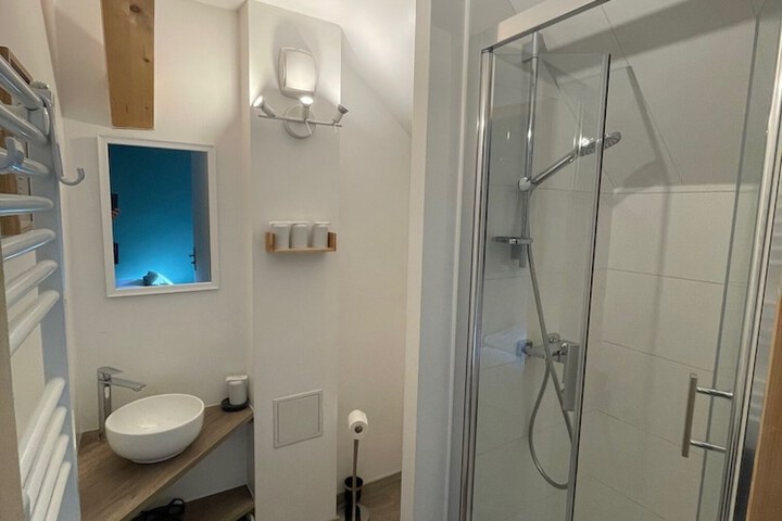 Room 5 of 11