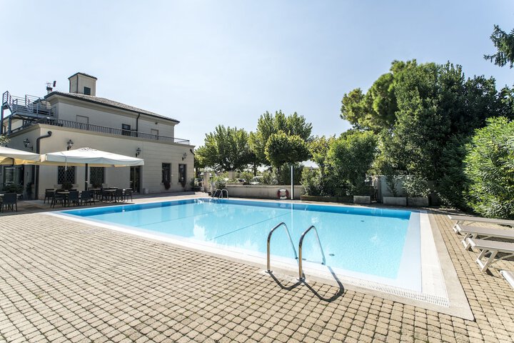 Pool 40 of 73