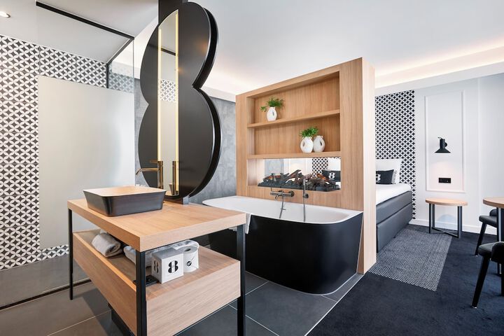 Room 11 of 18