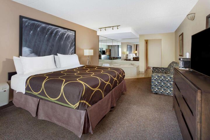 2 Queen Beds (17 of 18)