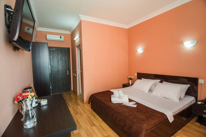 Room 10 of 48