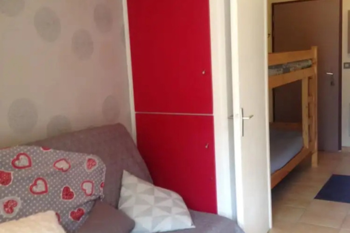 Room 4 of 10