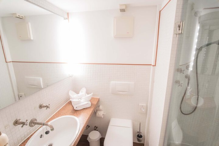 Room 33 of 47
