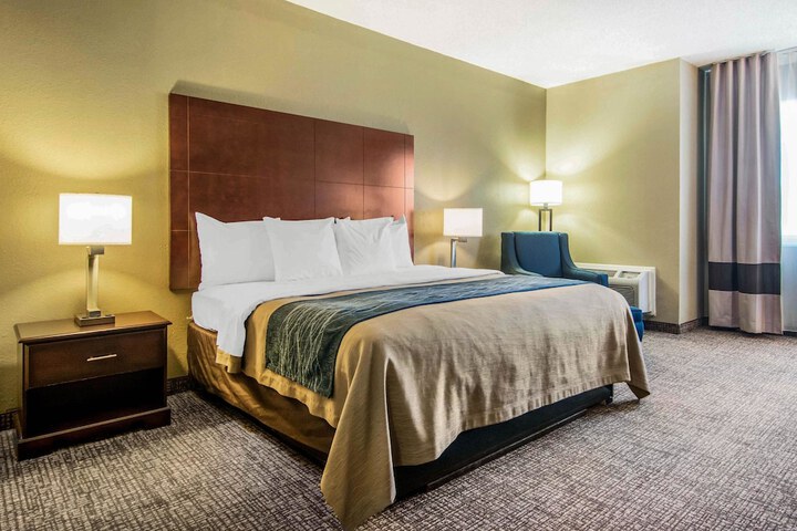 1 King Bed (3 of 7)