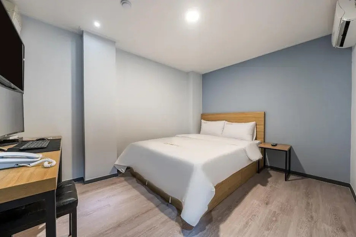 Room 13 of 17